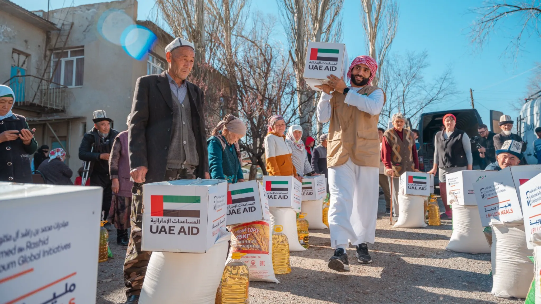 UAE Aid team distributes food aid as part of the 1 Billion Meals campaign organized by the Mohammed bin Rashid Al Maktoum Global Initiatives 