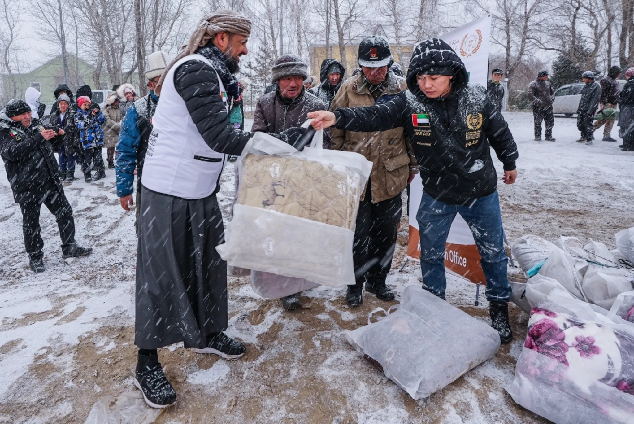 UAE Aid and International Charity Organization volunteers distribute blankets to communities